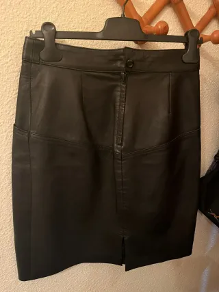 Falda de piel negra