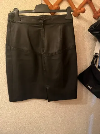 Falda de piel negra