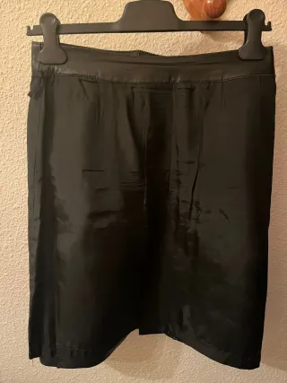 Falda de piel negra
