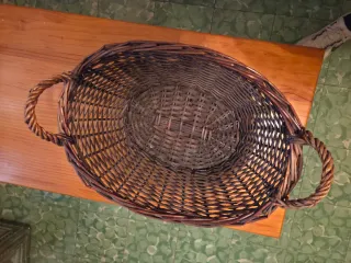 Cesta de mimbre con asas