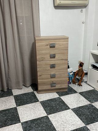 Cajonera de madera clara con 5 cajones