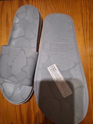 Chanclas grises con diseño