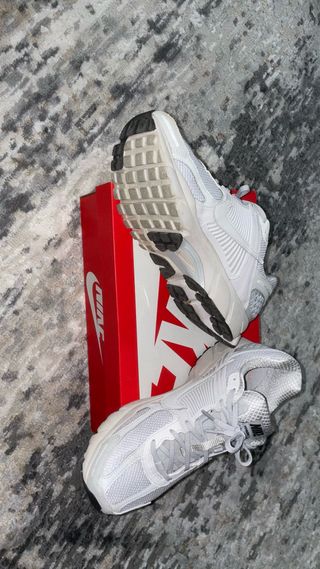 Zapatillas Nike grises y blancas