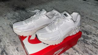 Zapatillas Nike grises y blancas