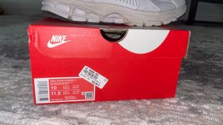 Zapatillas Nike grises y blancas