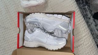 Zapatillas Nike grises y blancas