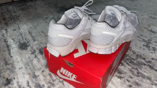 Zapatillas Nike grises y blancas