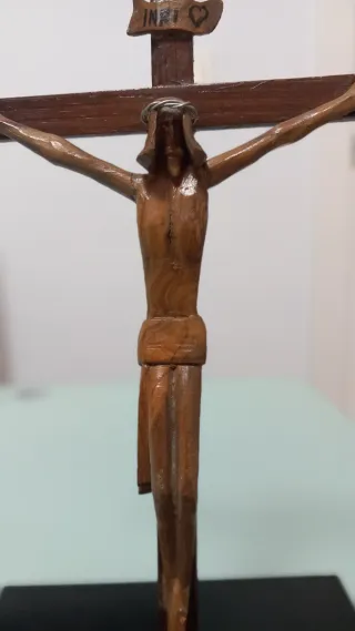 Crucifijo modernists de madera con Cristo