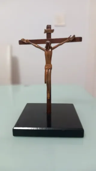 Crucifijo modernists de madera con Cristo