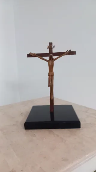 Crucifijo modernists de madera con Cristo