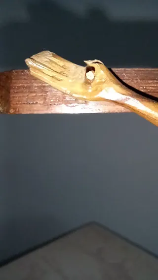 Crucifijo modernists de madera con Cristo