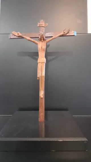 Crucifijo modernists de madera con Cristo