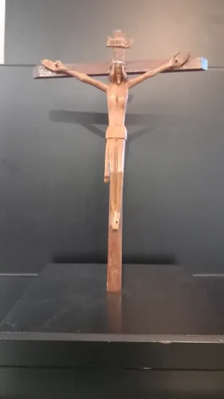 Crucifijo modernists de madera con Cristo
