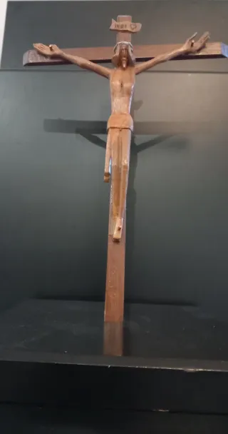 Crucifijo modernists de madera con Cristo