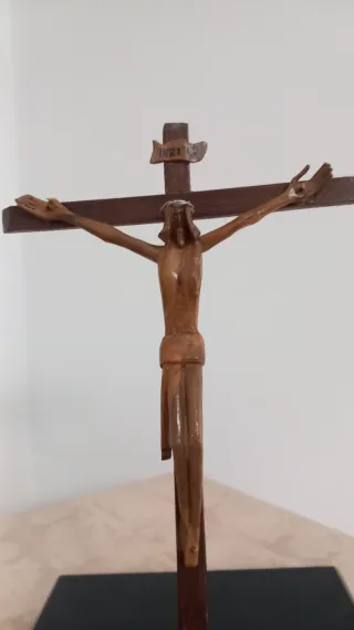 Crucifijo modernists de madera con Cristo