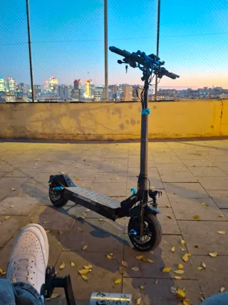 Patinete eléctrico con luces LED