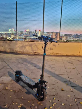 Patinete eléctrico con luces LED