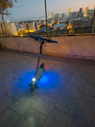 Patinete eléctrico con luces LED