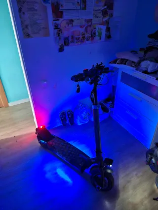 Patinete eléctrico con luces LED