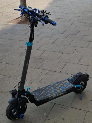 Patinete eléctrico con luces LED