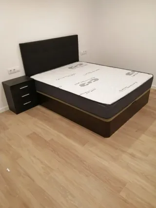 Cama con base tapizada