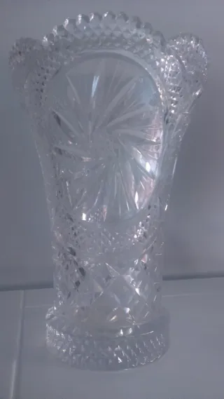 Jarrón de cristal tallado