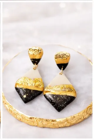 Pendientes hechos a mano.