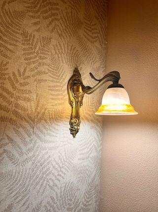 Lámpara de pared dorada y beige