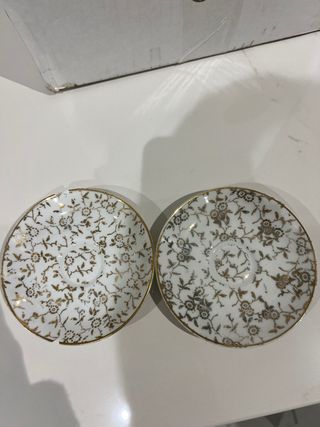 Platitos de porcelana con borde dorado