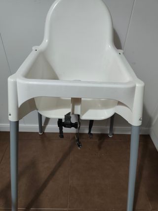Trona infantil Ikea blanca.