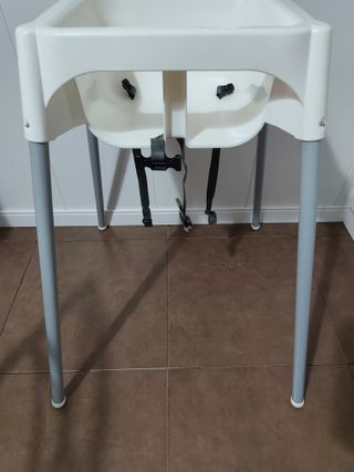Trona infantil Ikea blanca.