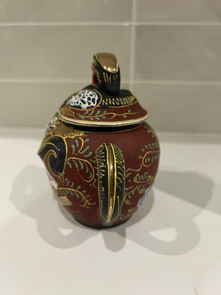 Jarrón de cerámica con dragón y figura