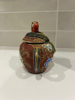 Jarrón de cerámica con dragón y figura