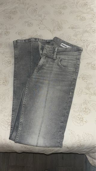 Pantalón campana bootcut Bershka gris