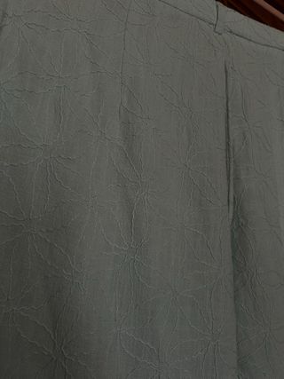 Pantalón de lino con tejido de flores