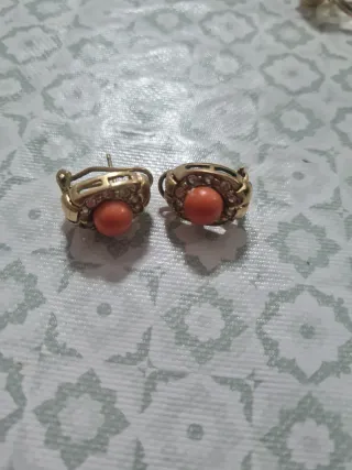 Anillo y pendientes dorados con piedras