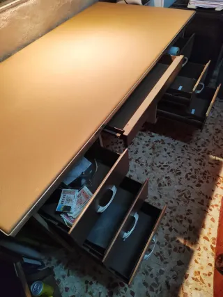 Mesa de despacho metálica beige y marrón.