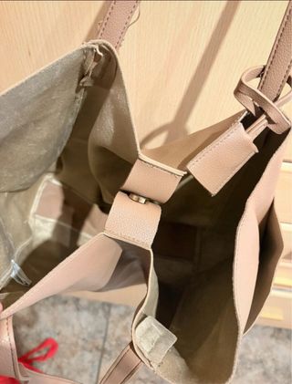 Bolso tote beige de piel sintética