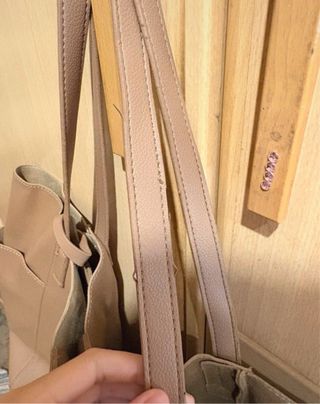 Bolso tote beige de piel sintética