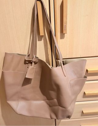 Bolso tote beige de piel sintética