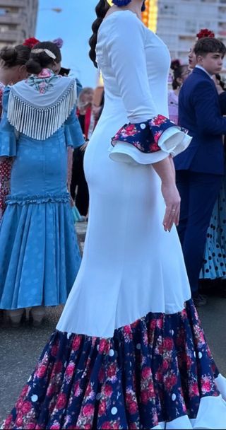 Traje de flamenca blanco y multicolor