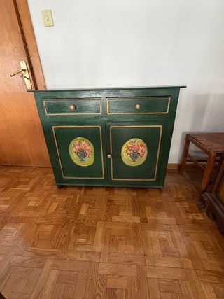 Aparador de madera verde con detalles dorados