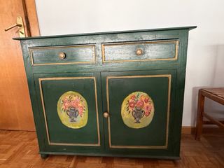 Aparador de madera verde con detalles dorados