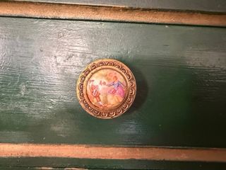 Aparador de madera verde con detalles dorados