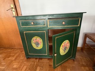 Aparador de madera verde con detalles dorados