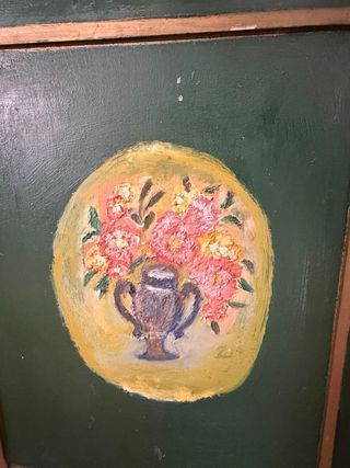 Aparador de madera verde con detalles dorados