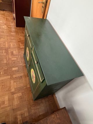 Aparador de madera verde con detalles dorados