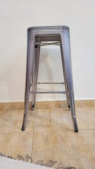 Taburete alto de aluminio gris