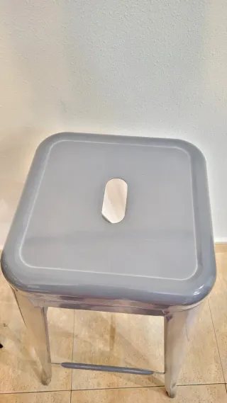 Taburete alto de aluminio gris