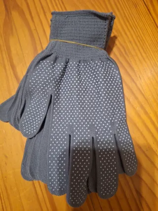 Guantes grises con puntos antideslizantes